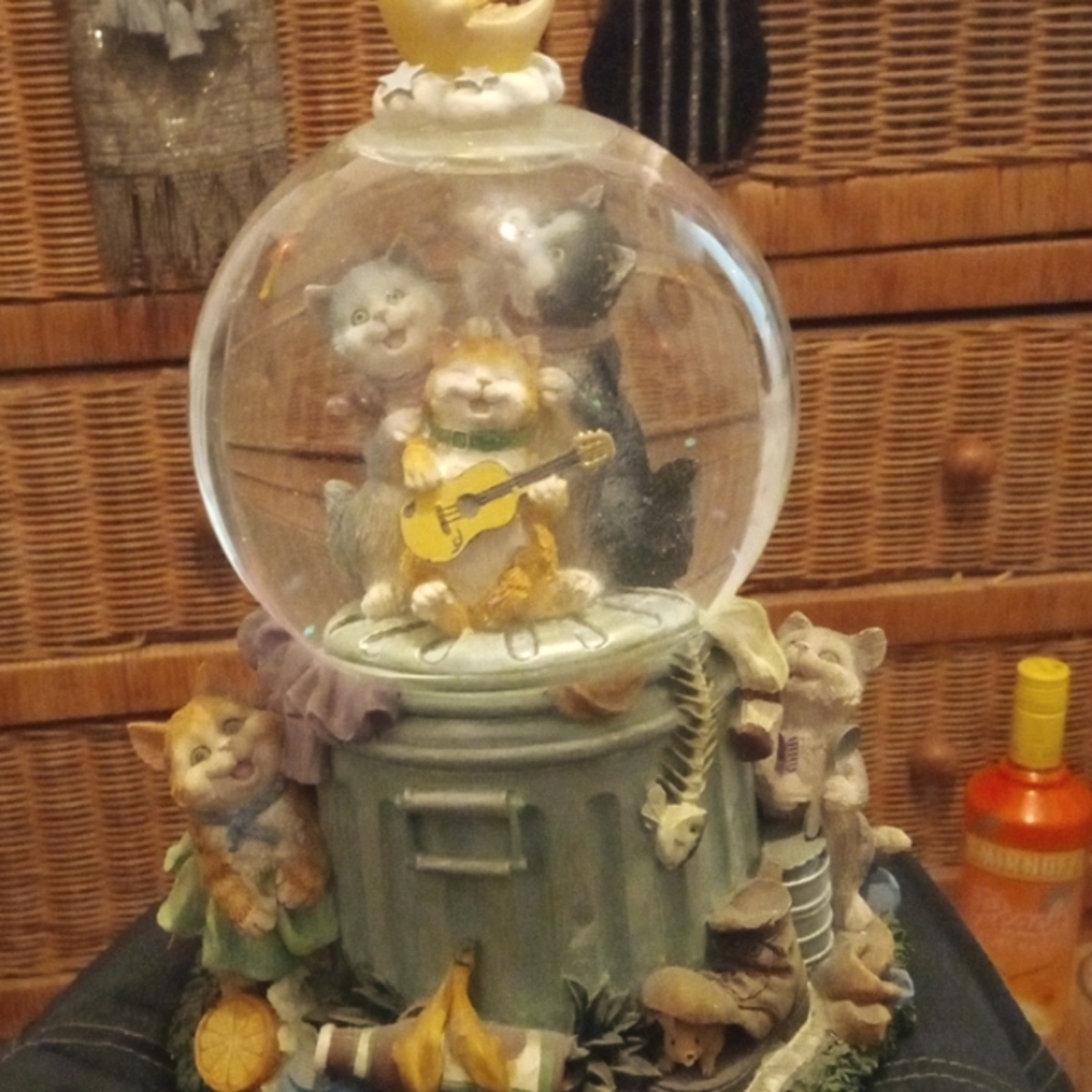 Musical snow globe